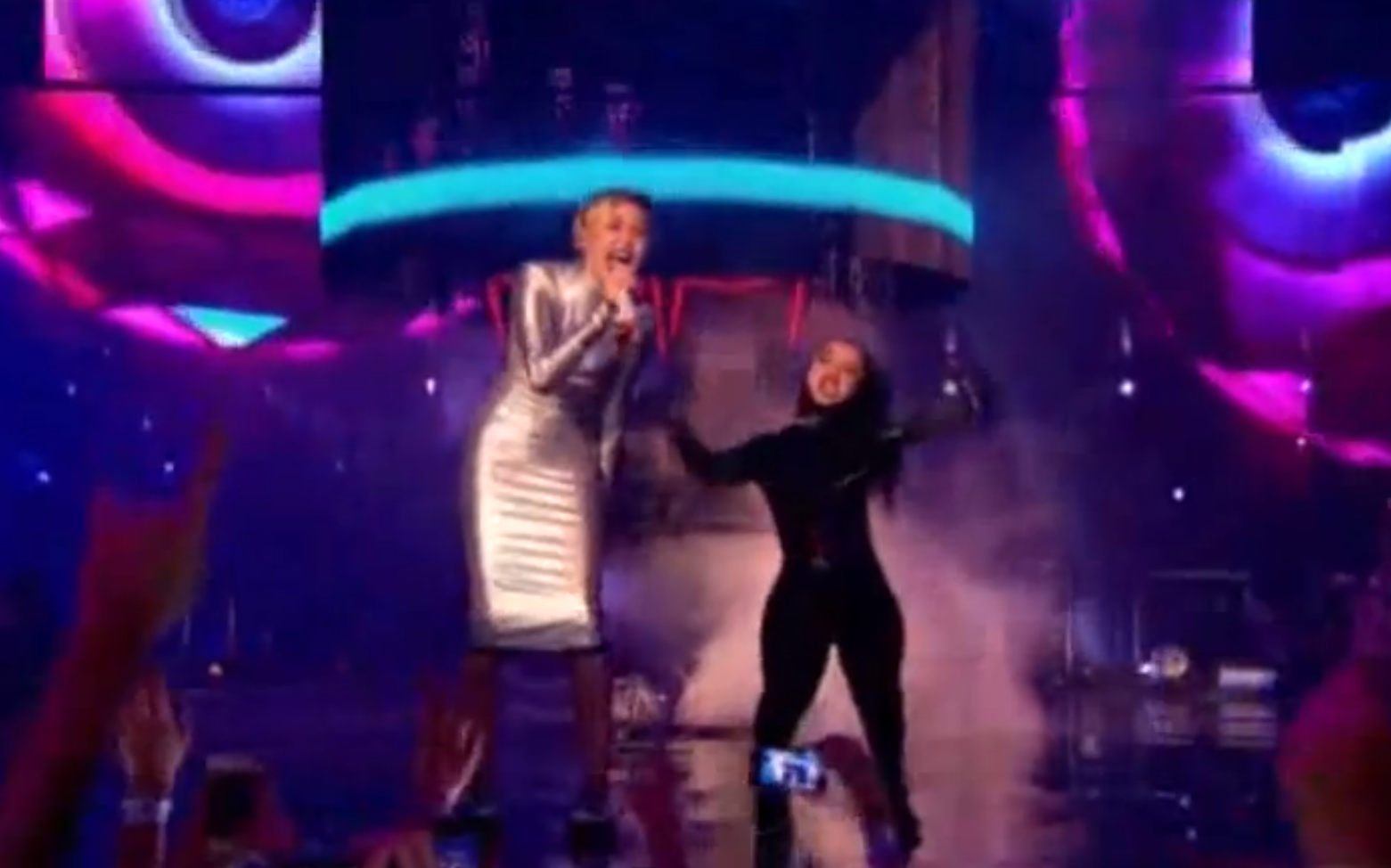 Under sitt uppträdande på årets MTV EMA var hon klädd i en silvrig rymd-outfit. 